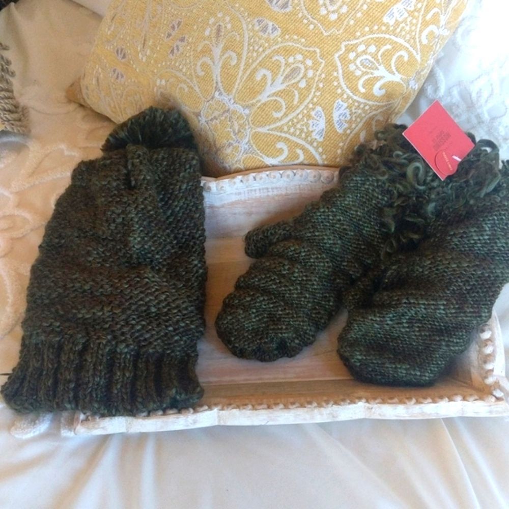 Mossimo Hat and Mitten Set - Picture 2 of 8